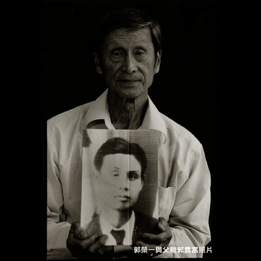郭榮一手持父親郭農富遺照