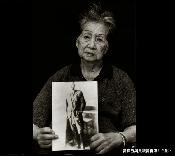黃採秀手持父親黃寬遺照