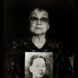 許芳子手持父親許秋粽遺照